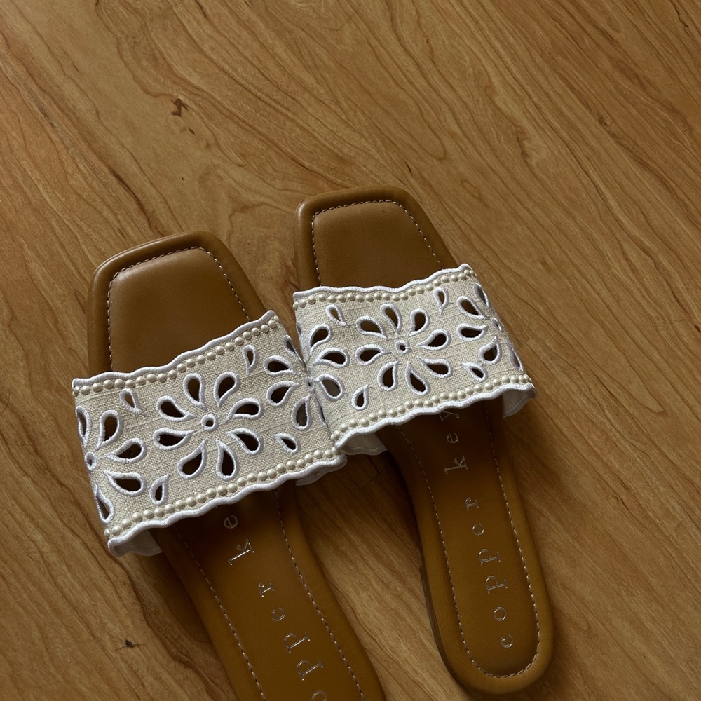 Copper Key Women's Tan and Cream Slide Sandals